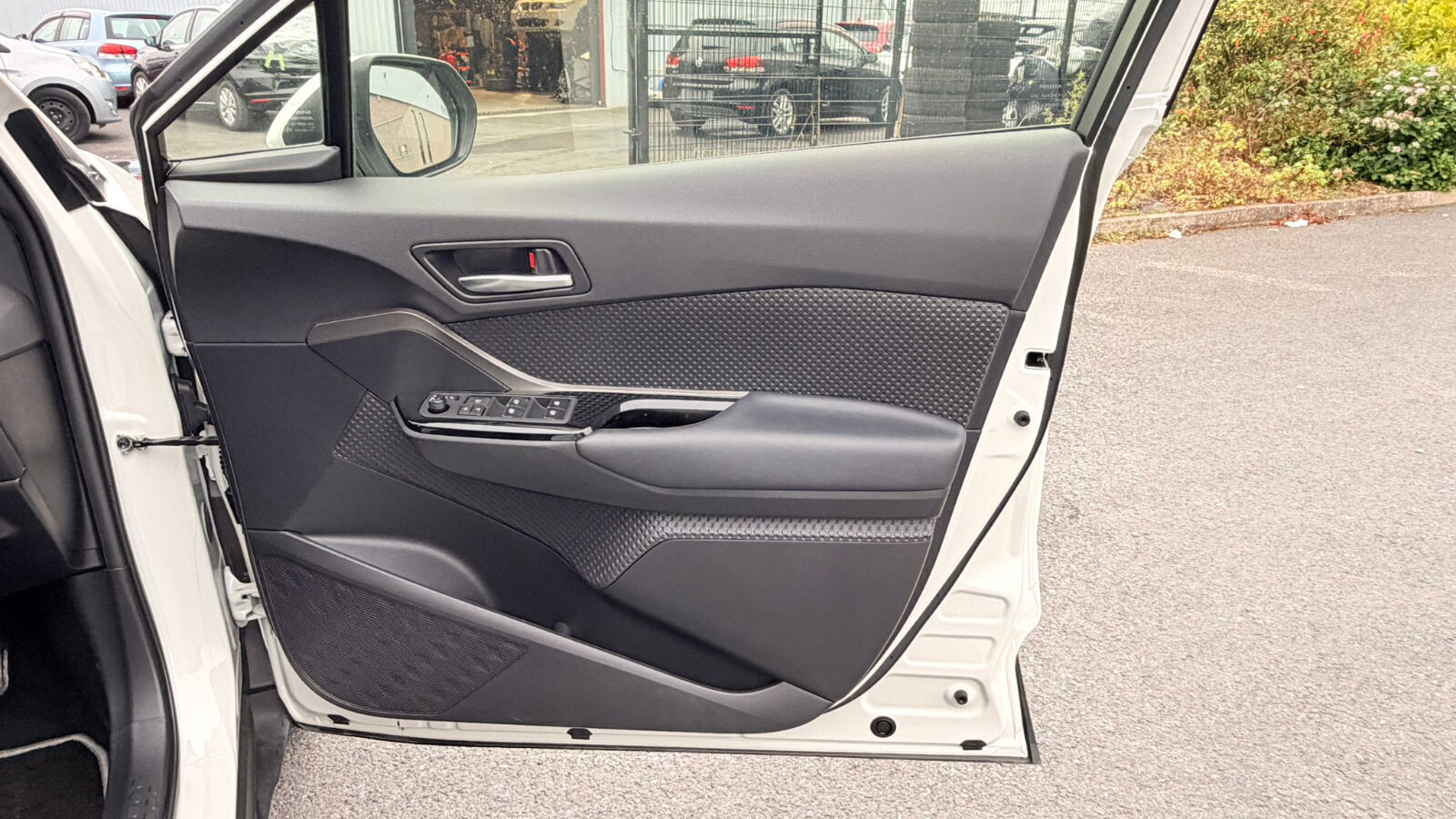 Toyota C-HR Hybrid 2019 - Image 9